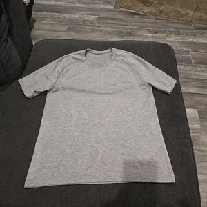 lululemon athletica Men's Heather Gray Short Sleeve Tee